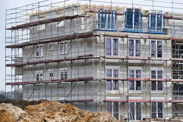 Czy można mieszać cement z klejem? Odkryj skutki i lepsze rozwiązania