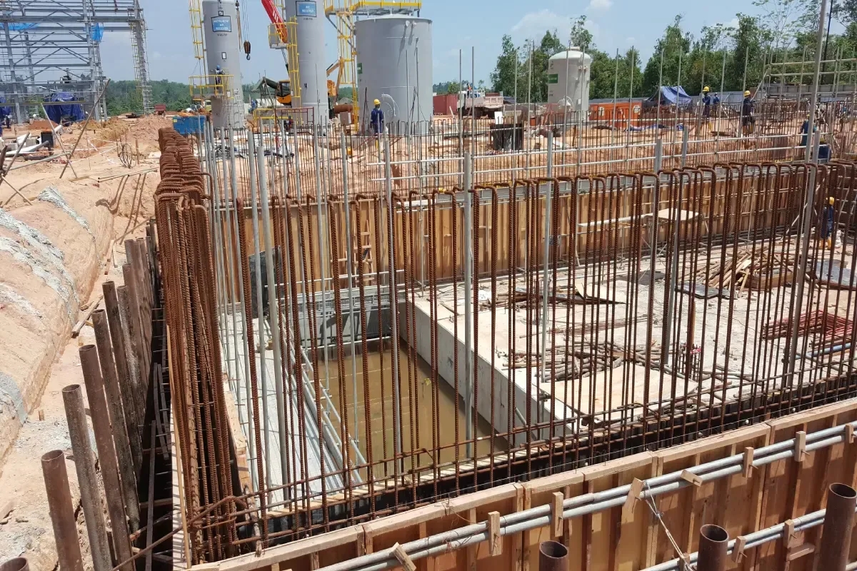 Ile kosztuje fundament pod pomnik? Przełamuj koszty budowy i plany