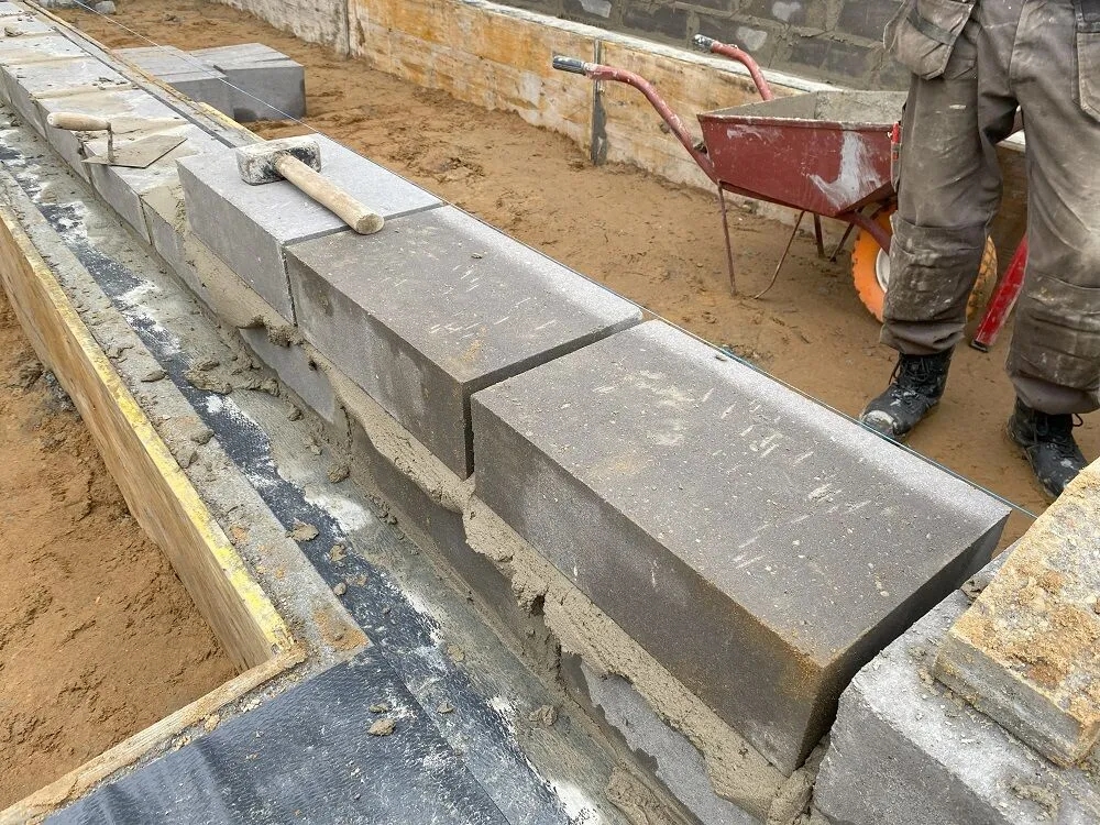 Jaką zaprawą murować bloczki betonowe, by uniknąć problemów z fundamentami?