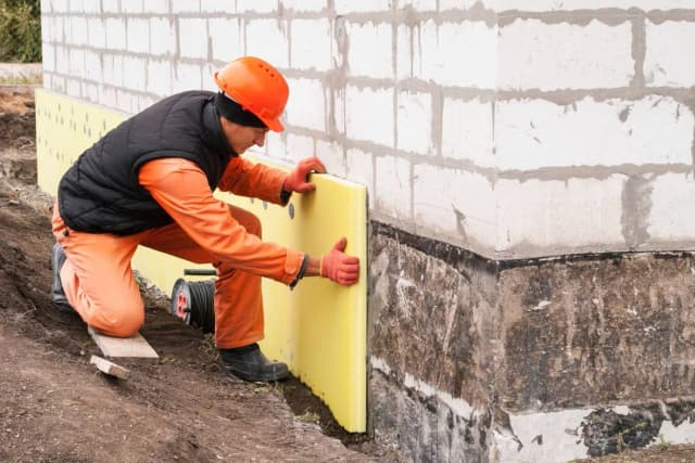 Jakiej grubości styrodur na fundamenty, aby uniknąć problemów z izolacją?