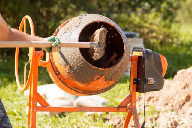 Ile cementu na kubik piasku? Odpowiednie proporcje dla betonu