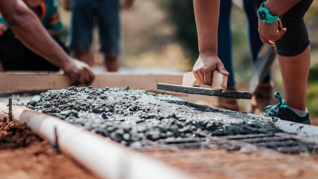 Ile waży metr betonu? Kluczowe informacje dla budownictwa i logistyki