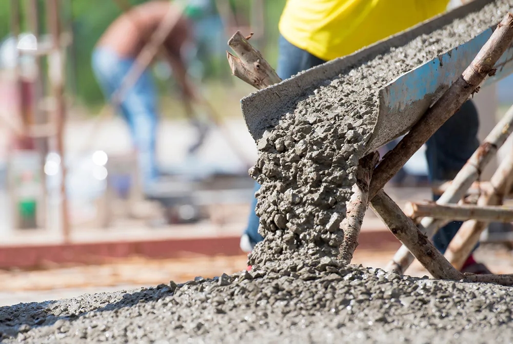 Ile cementu na 1 m3 betonu? Odkryj kluczowe proporcje dla klas B15, B20, B25